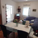 Lara Apartment *